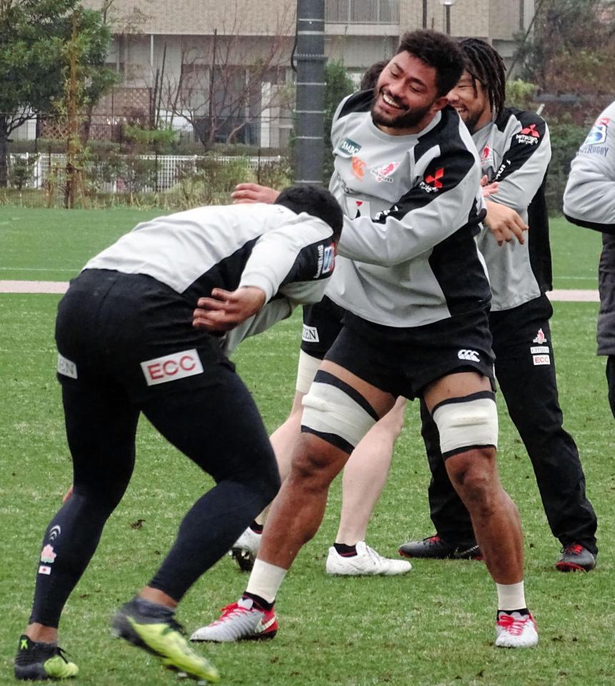 日本代表候補合宿に追加招集されたナンバー８マフィ（中央）が合流。笑顔を見せる