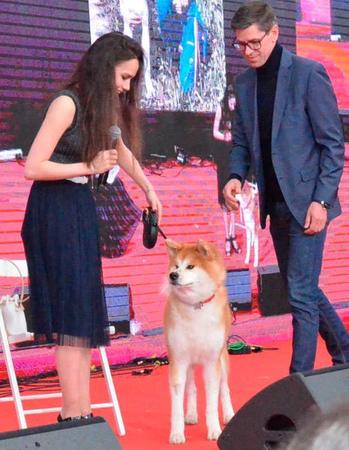 　「サクラフェスティバル」に登場したザギトワ（左）と愛犬のマサル（共同）