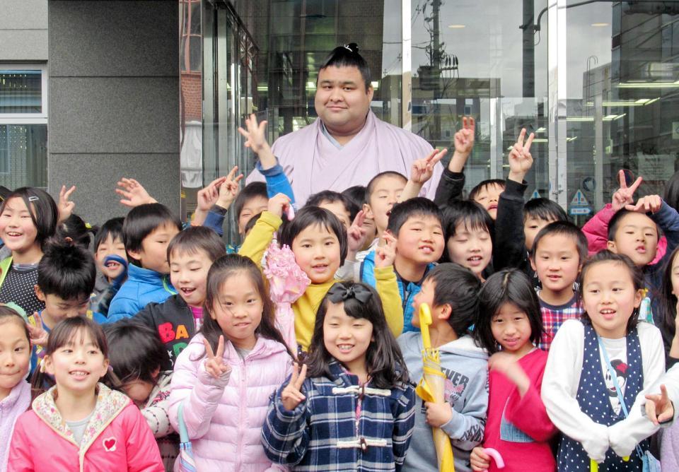 　八尾小の児童らと記念撮影する高安