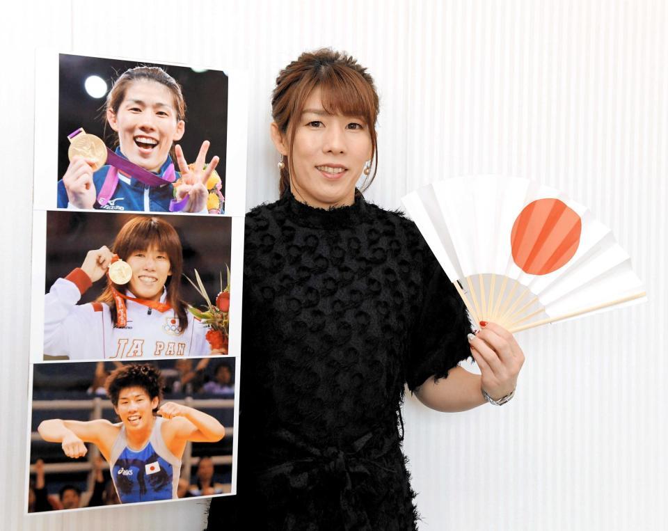 　五輪３連覇の思い出の写真を手にする吉田沙保里さん（撮影・堀内翔）