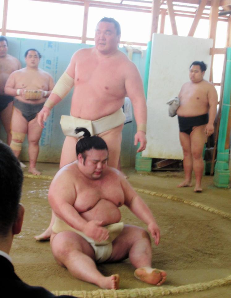三番稽古で貴景勝（手前）を投げて転がした白鵬