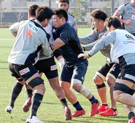 　一人だけ違う色のウエアで練習する追加招集された立川（中央）