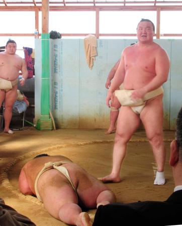 　貴景勝（左）のぶつかり稽古に胸を出した白鵬