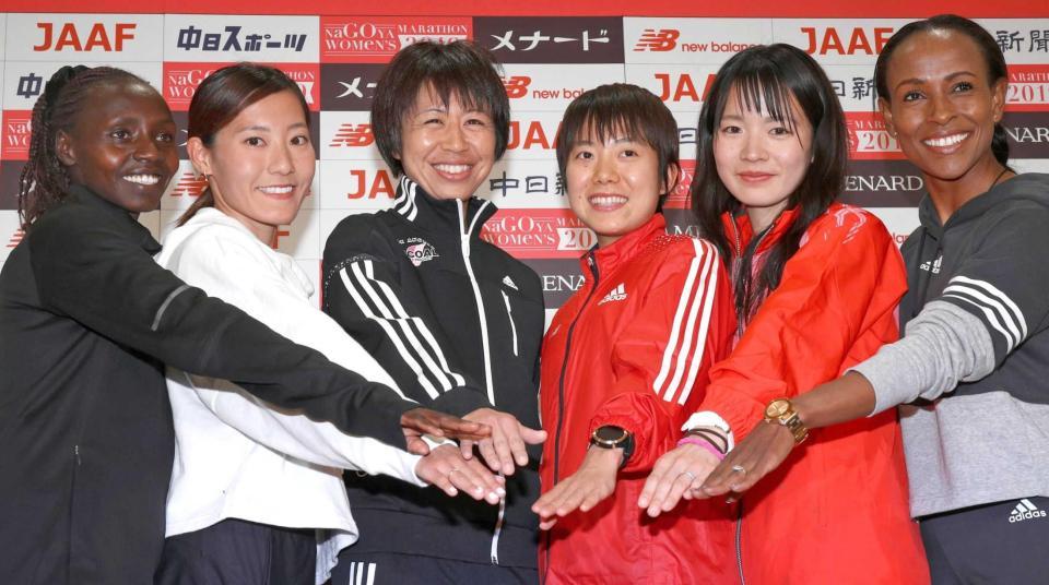 レースに向け意気込む（左から）バラリー・ジェメリ、岩出玲亜、福士加代子、上原美幸、前田彩里、メセレト・デファー