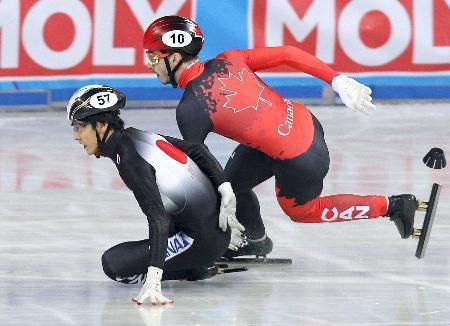 　男子１５００メートル決勝で転倒し、失格となった渡辺啓太（左）＝ソフィア（ロイター＝共同）