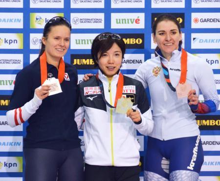 　女子５００メートルで優勝した小平奈緒（中央）＝ソルトレークシティー（共同）