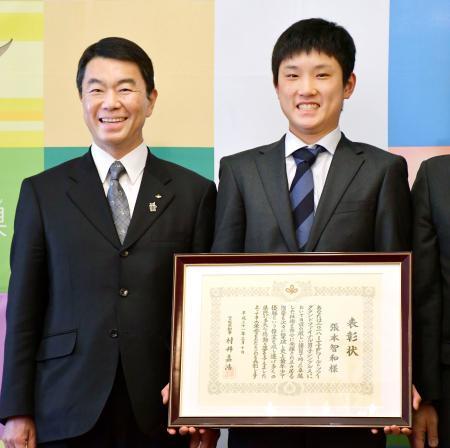 　宮城県の特別表彰を受けた卓球の張本智和選手。左は村井嘉浩知事＝１０日午後、仙台市