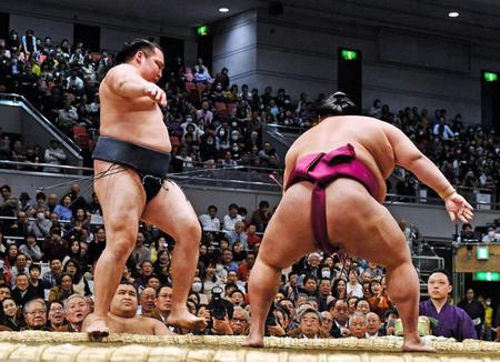 御嶽海に押し出される鶴竜（左）＝エディオンアリーナ大阪（撮影・持木克友）