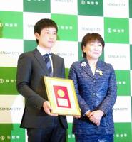 仙台市スポーツ大賞に選ばれ、郡市長（右）から表彰された張本智和
