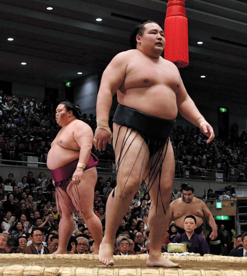 御嶽海（左）に押し出しで敗れた鶴竜＝エディオンアリーナ大阪（撮影・持木克友