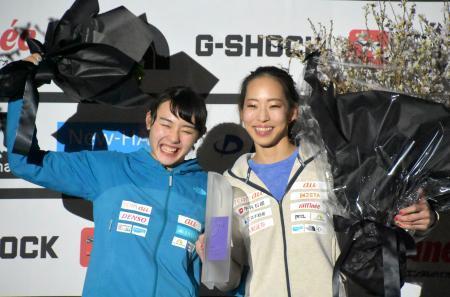 　女子の表彰式で喜ぶ、優勝した野口啓代（右）と２位の伊藤ふたば＝埼玉県入間市