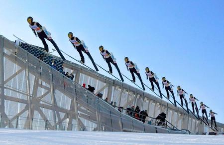 　１回目の飛躍をする小林陵侑の連続合成写真（右から左へ）＝共同