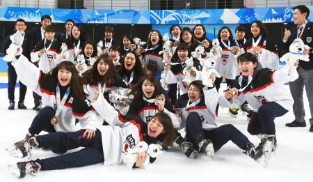 　アイスホッケー女子で銅メダルを獲得した日本の選手ら＝クラスノヤルスク（共同）