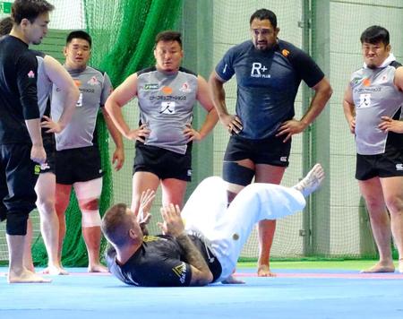 ラグビーの日本代表候補が柔術トレーニングを導入。ニュージーランドの柔術家ヘンリー氏（下）の指導で受け身を特訓