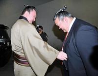 あいさつをかわす白鵬（左）と荒磯親方（撮影・持木克友）
