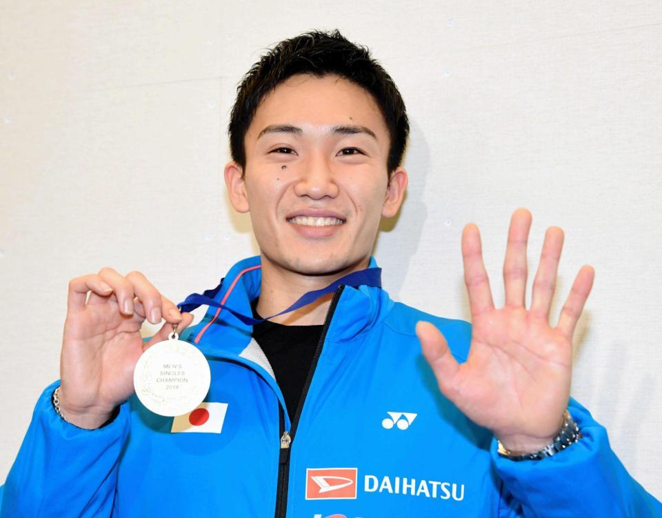 　東京五輪開幕５００日前のポーズでメダルを披露する桃田賢斗（撮影・棚橋慶太）