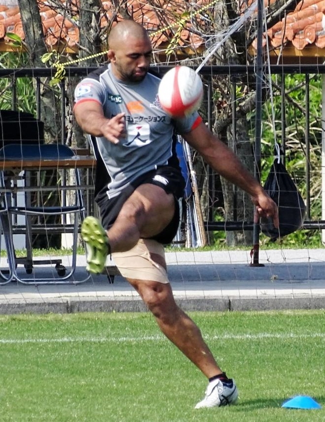 練習の合間にプレースキックを披露するリーチ主将