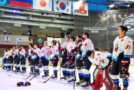 　アイスホッケー、アジア・リーグのプレーオフ決勝第３戦で敗れ、整列する「日本製紙クレインズ」の選手たち＝１４日、ロシア・ユジノサハリンスク（共同）
