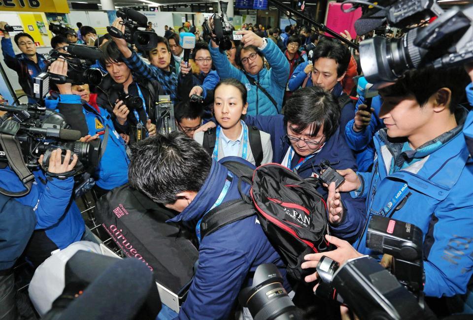 　ソチ空港に到着し、韓国プレスにもみくちゃにされる浅田真央＝２０１４年２月５日