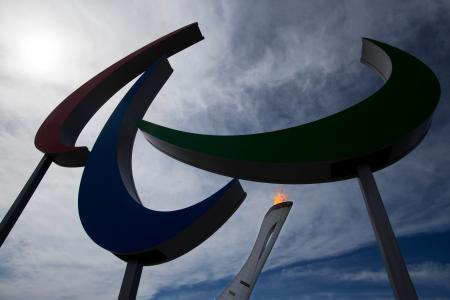 　２０１４年、ロシアで開催されたソチ冬季パラリンピックの聖火（ＡＰ＝共同）