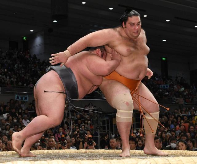 貴景勝　連敗は免れ４勝目　魁聖を送り出す