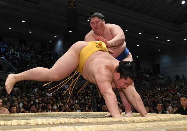 無敗は白鵬と逸ノ城の２人に　ご当地の豪栄道は初黒星　大関とり貴景勝は４勝目