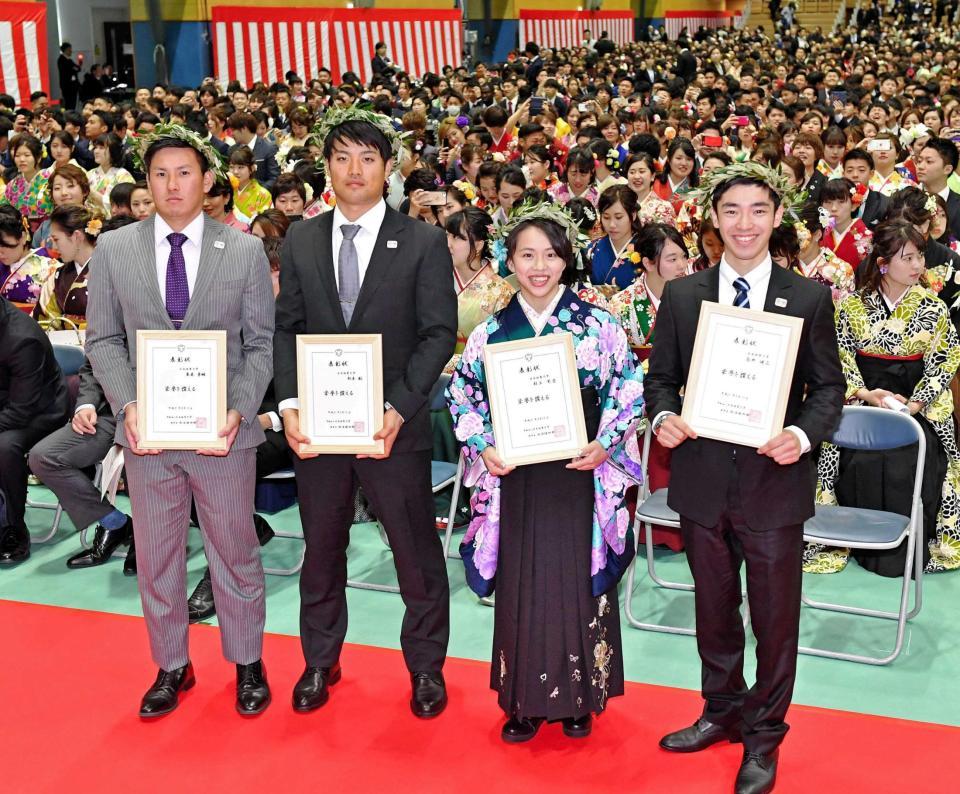 　卒業生を背に笑顔で記念撮影をする（左から）ロッテ・東妻勇輔、西武・松本航、村上茉愛、白井健三
