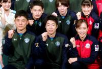 Ｔリーグ所属チームの「感謝の会」に出席した（前列左から）張本智和、水谷隼、石川佳純