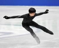 右足でジャンプの着地を決める羽生結弦＝さいたまスーパーアリーナ（撮影・堀内翔）