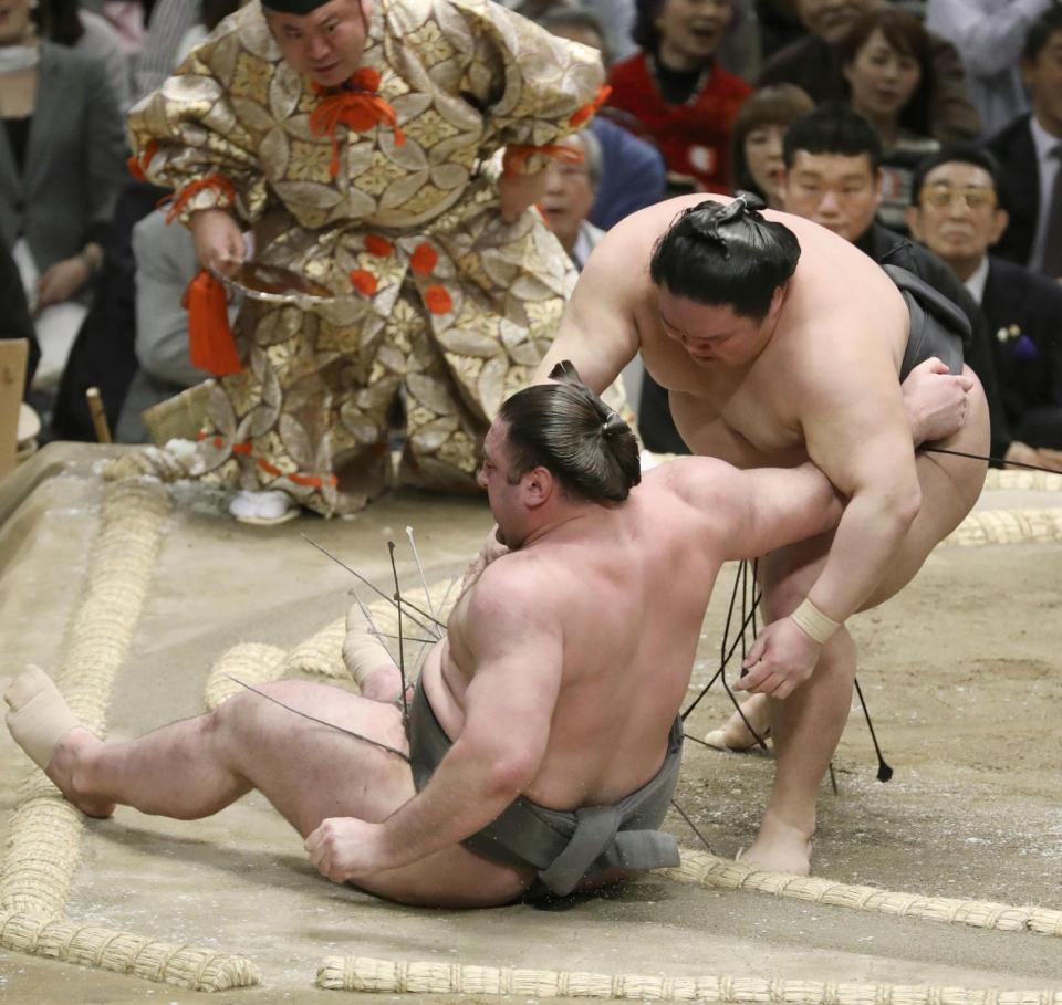 　豪栄道が上手ひねりで栃ノ心を下す