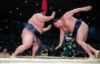 　鶴竜（右）を引き落としで破った貴景勝