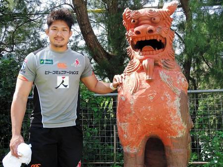 　Ｗ杯ではライオンになると宣言した姫野はシーサーと２ショット写真に納まる