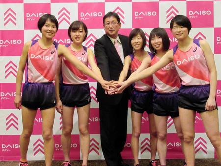　手を合わせて健闘を誓うダイソー女子駅伝部（左から）松本、夏目、岩本監督、平村、相原、真崎