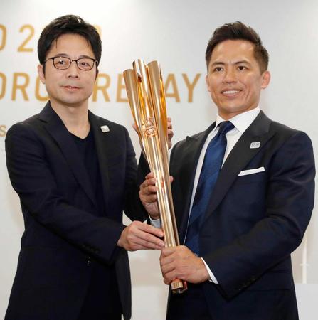 　お披露目された東京五輪聖火リレーのトーチ。左はデザイナーの吉岡徳仁さん。右は公式アンバサダーの野村忠宏さん