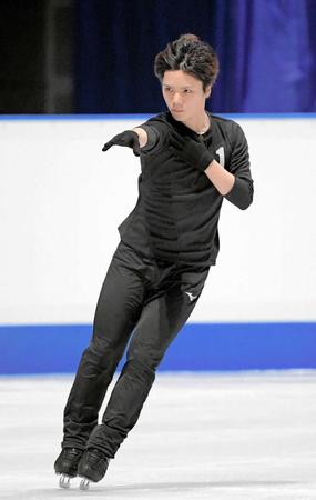 　真剣な表情で公式練習を行う宇野昌磨