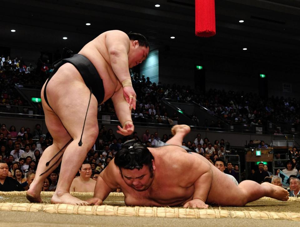 豪栄道（左）にはたき込まれ敗れた貴景勝＝エディオンアリーナ（撮影・持木克友）