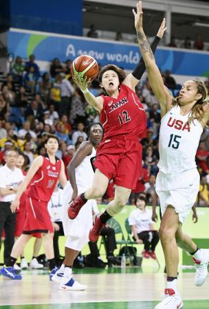　リオデジャネイロ五輪バスケットボール女子準々決勝の米国戦でゴールを狙う吉田（１２）＝２０１６年８月、リオデジャネイロ（共同）