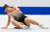 フリーに向けて公式練習で着氷に失敗。思わず苦笑いする坂本花織＝さいたまスーパーアリーナ（撮影・堀内翔）