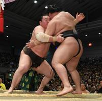 豪栄道（右）を寄り切りで下し全勝を守った白鵬＝エディオンアリーナ大阪（撮影・佐藤厚）