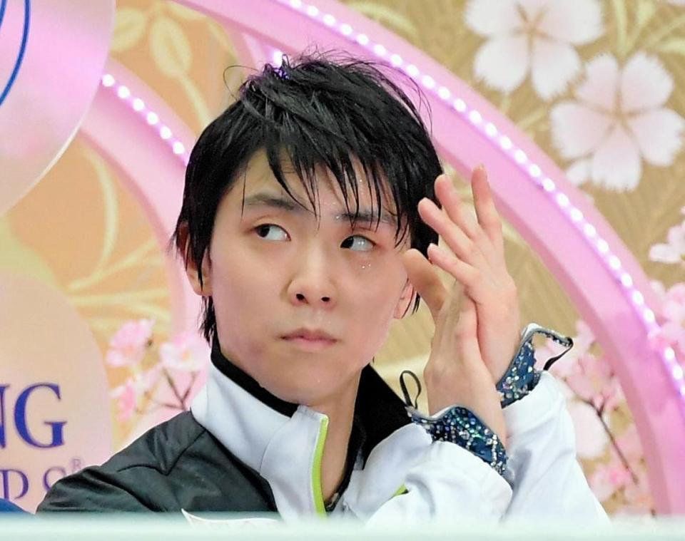 次に滑走する宇野昌磨のアナウンスに拍手を送る羽生結弦（撮影・堀内翔）