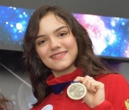 　スモールメダルを手に笑顔を見せるメドベージェワ
