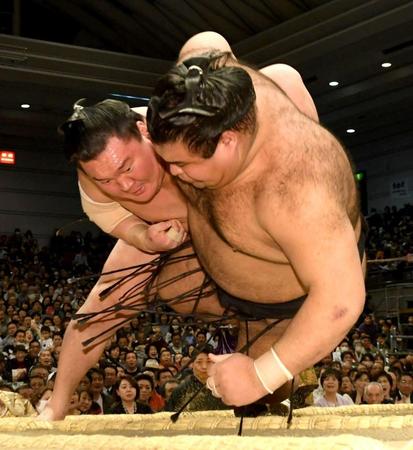 高安（右）を浴びせ倒しで下し全勝を守った白鵬＝エディオンアリーナ大阪（撮影・佐藤厚）