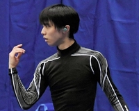 　公式練習終了後もリンクサイドに残って演技動作を確認する羽生結弦＝さいたまスーパーアリーナ（撮影・堀内翔）