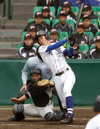 　明豊-横浜　４回表明豊２死満塁、藪田が右翼に走者一掃の三塁打を放つ＝甲子園