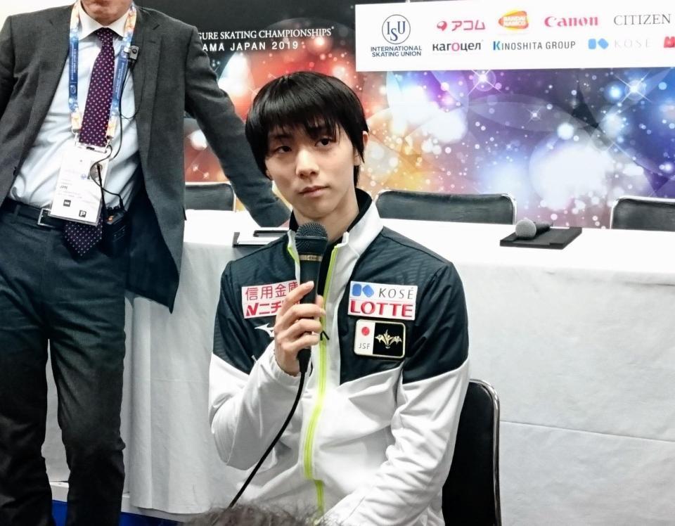 報道陣の取材に応じる羽生結弦＝さいたまスーパーアリーナ