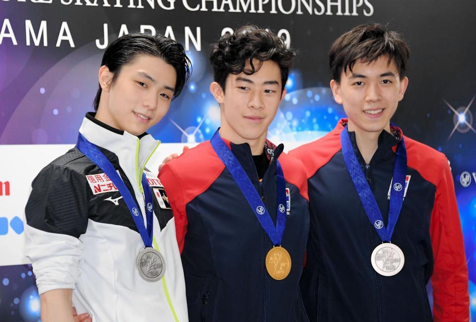 　フィギュア世界選手権表彰式、２位は羽生結弦、優勝はネーサン・チェン、３位はビンセント・ゾウ＝２３日