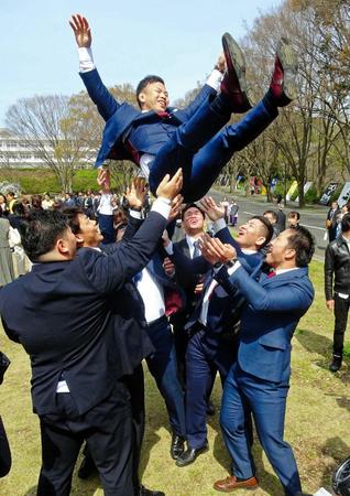 　東海大の卒業式に出席し、友人らに胴上げされる永山竜樹