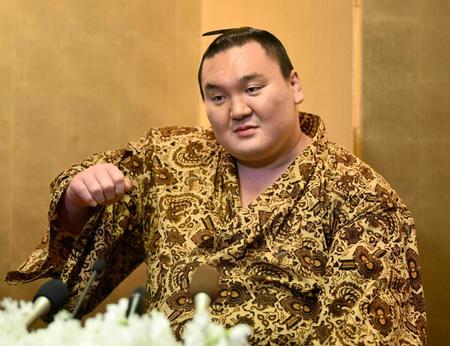 　大相撲春場所の優勝から一夜明け、記者会見で痛めた右腕を上げてみせる白鵬