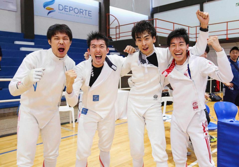 　フェンシング男子エペＷ杯の団体を制して喜ぶ日本の（左から）山田優、見延和靖、宇山賢、加納虹輝（ゲッティ＝共同）