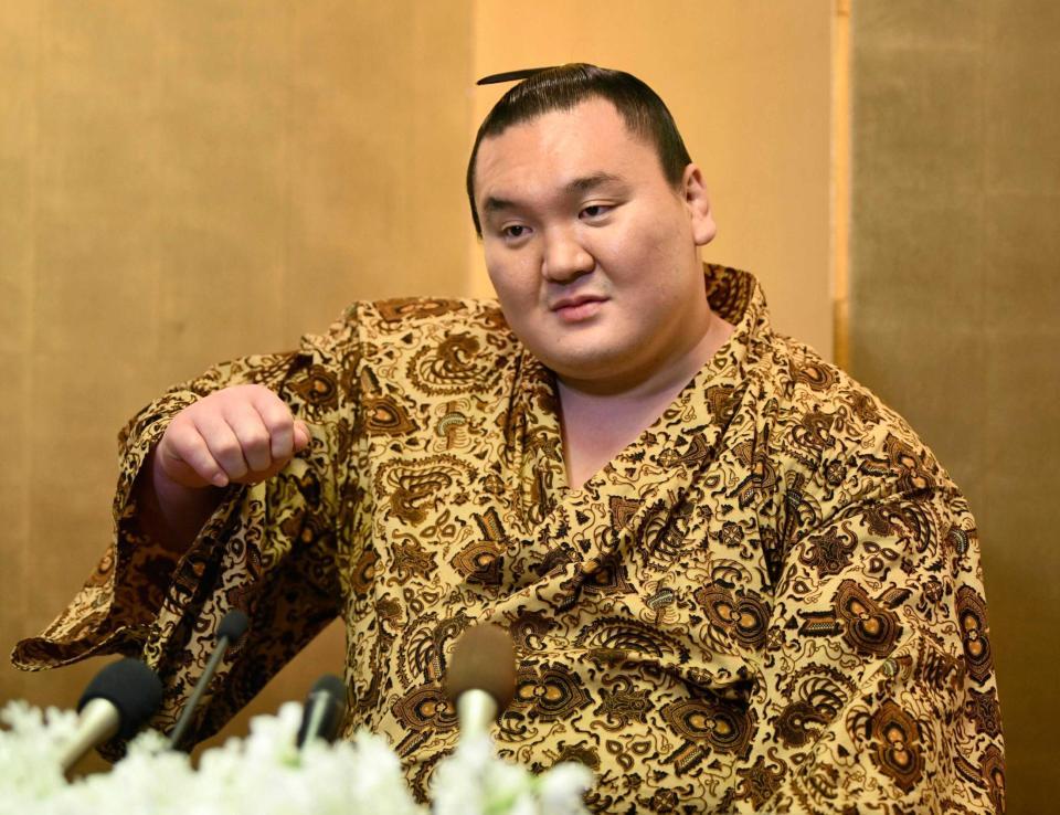 　大相撲春場所の優勝から一夜明け、記者会見で痛めた右腕を上げてみせる白鵬